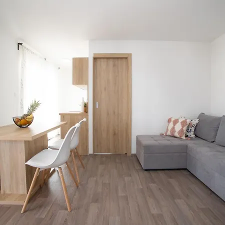 אתר קמפינג Mobile Lana מורטר